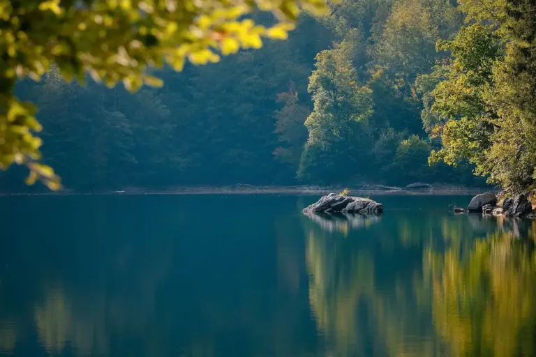 Ein See als Symbol für das Ayurveda Element Wasser