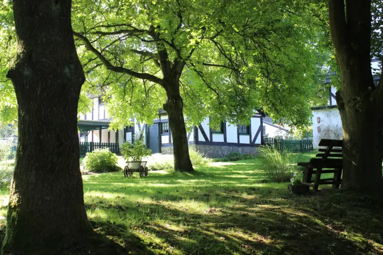 Außenansicht des Eulenhof Windeck mit Garten