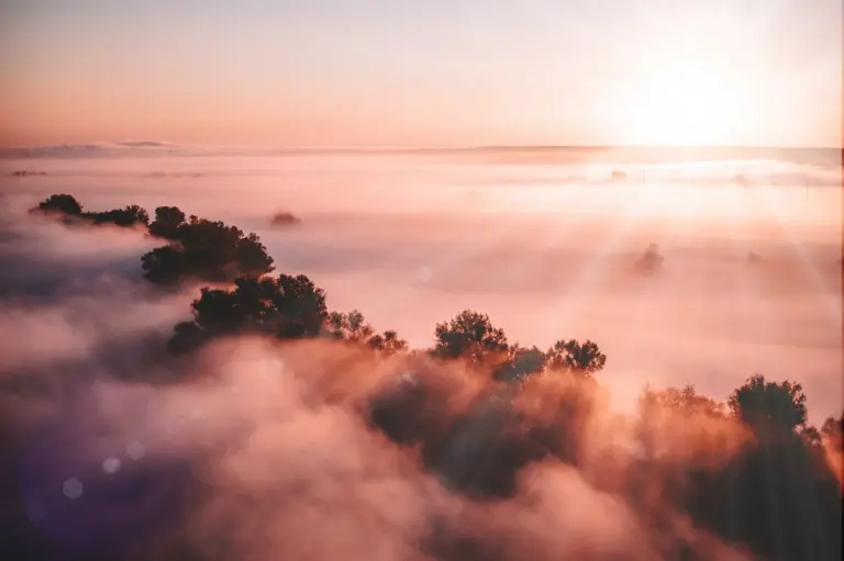 Auszeit am Morgen - das Bild zeigt einen Sonnenaufgang mit Nebel