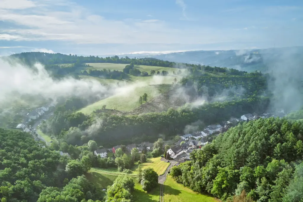 Luftaufnahme der Trupbacher Heide mit Nebel in Siegen Wittgenstein