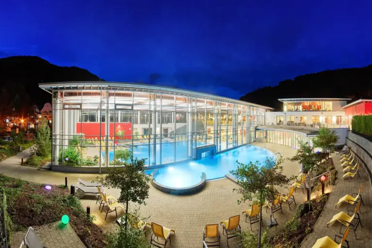 Vulkaneifel Therme in der Abenddämmerung