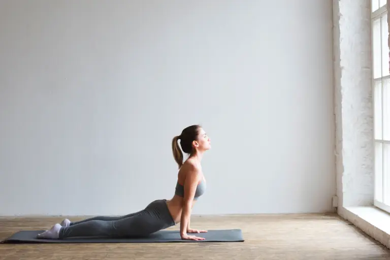 Yoga Auszeit Bei sich selbst ankommen. Das Bild zeigt eine Yoga Übung in einem Loft