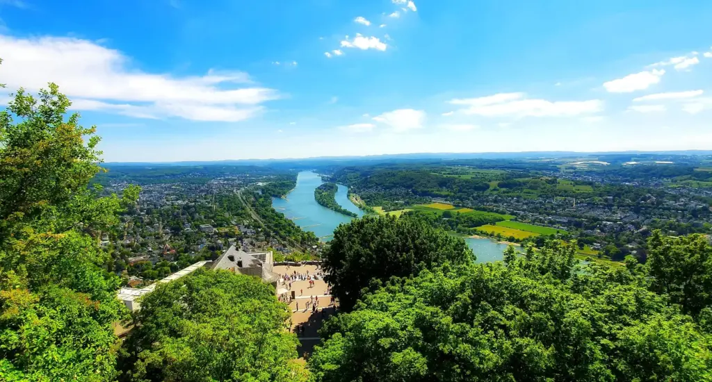 Blick auf Drachenfels Ruine und Bad Honnef