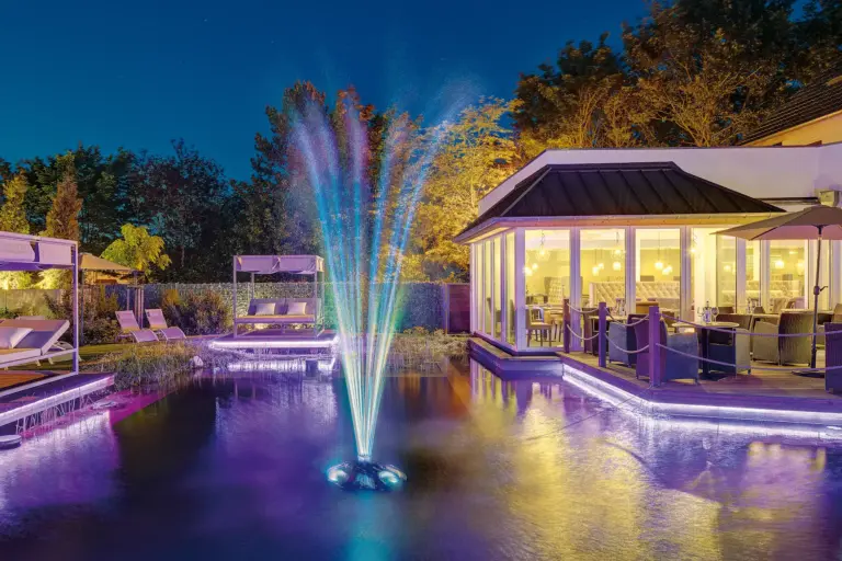 Terrasse und Liegen sowie der Schwimmteich des Lifestyle Resort Zum Kurfürsten an der Mosel