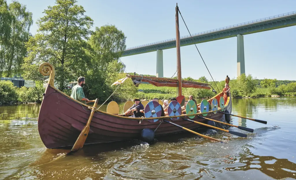 Das Foto zeigt das Mülheimer Wikingerschiff auf der Ruhr