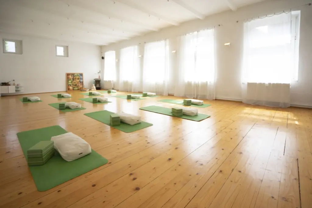 Das Foto zeigt den Raum des Rundum Yoga Studio Pempelfort