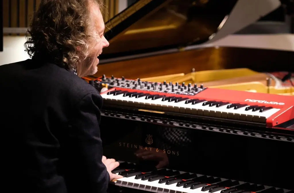 Der Pianist Marcus Schinkel am Klavier