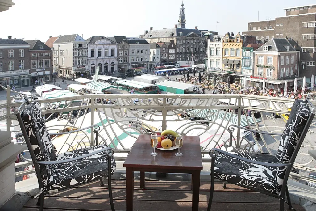 Das Foto zeigt einen Balkon des Hotel Central mit Blick auf den Markt von Den Bosch