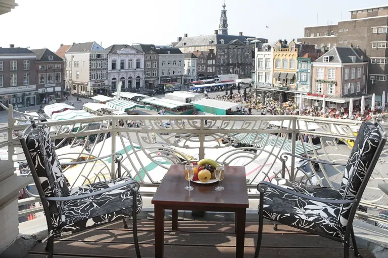 Das Foto zeigt einen Balkon des Hotel Central mit Blick auf den Markt von Den Bosch