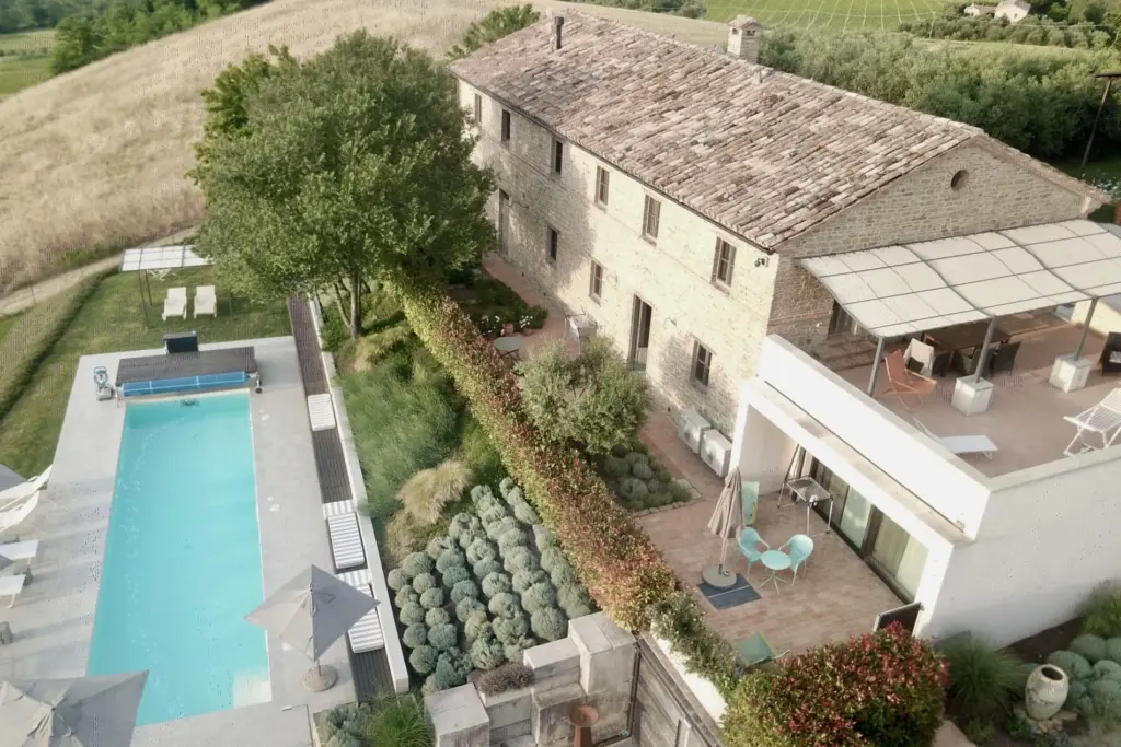 Corte Campioli Luftansicht mit historischem Gebäude und Pool