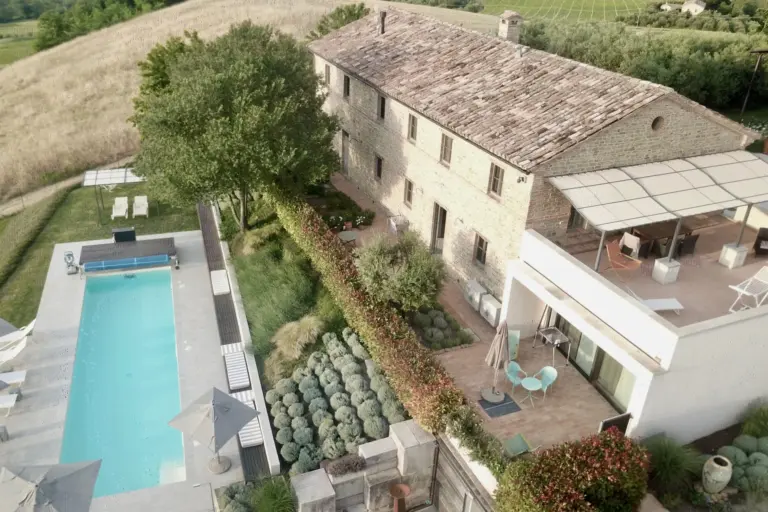 Corte Campioli Luftansicht mit historischem Gebäude und Pool