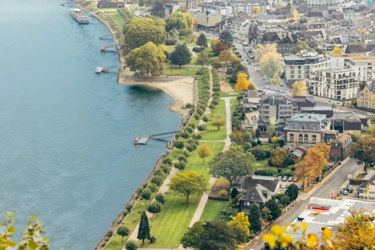 Blick auf Andernach mit dem Rhein, Rheinwiesen und Teilen der Stadt
