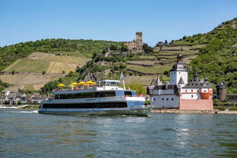 MS Ehrenfels der Bingen-Rüdesheimer mit Rhein und Burg