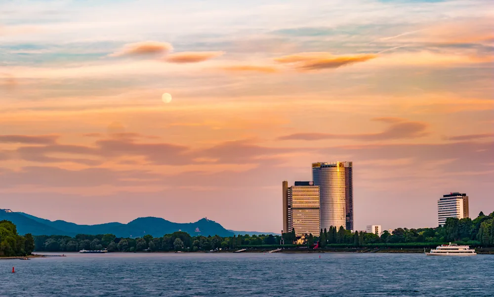 Blick auf den Rhein bei Bonn mit dem Siebengebirge