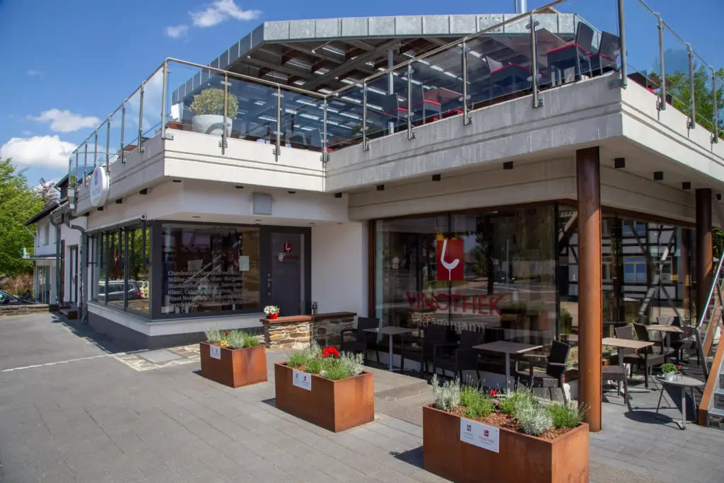 Außenansicht der Vinothek Kragemann in Simmerath in der Eifel, Blick auf das Schaufenster