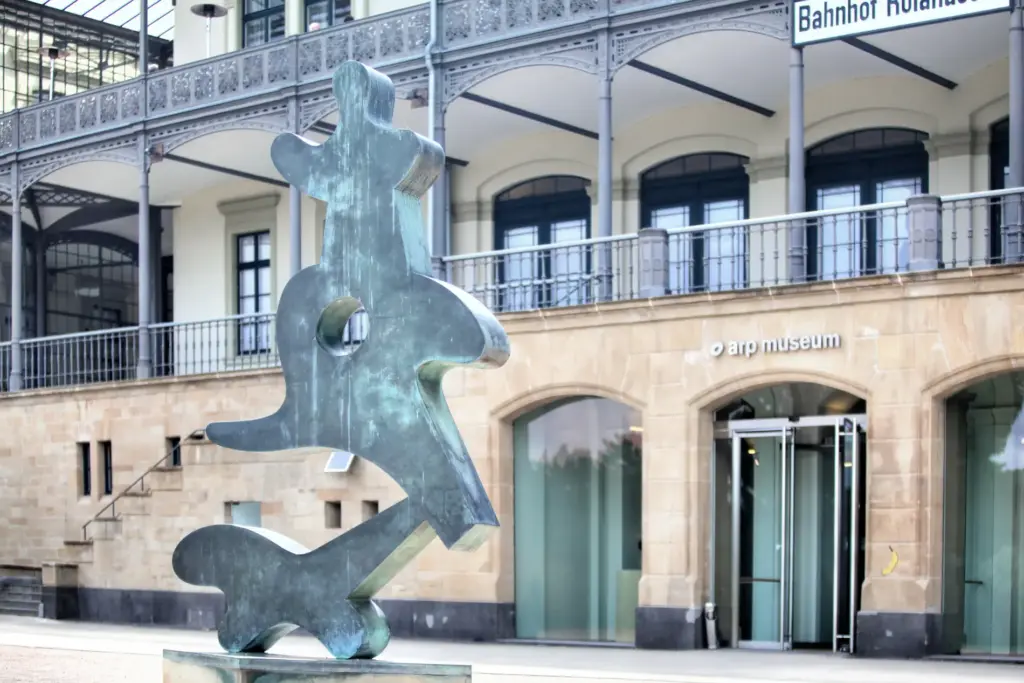 Arp Museum mit Skulptur zur Ausstellung Sprechende Bilder