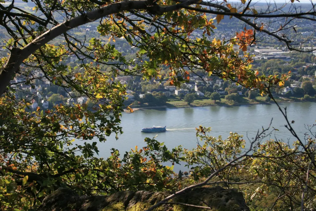 Auszeit im herbstlichen Siebengebirge mit Blick auf ein Rheinschiff