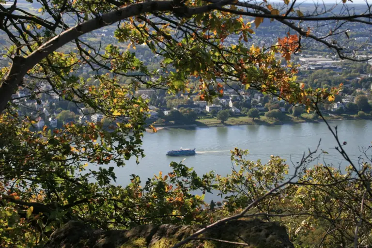 Auszeit im herbstlichen Siebengebirge mit Blick auf ein Rheinschiff