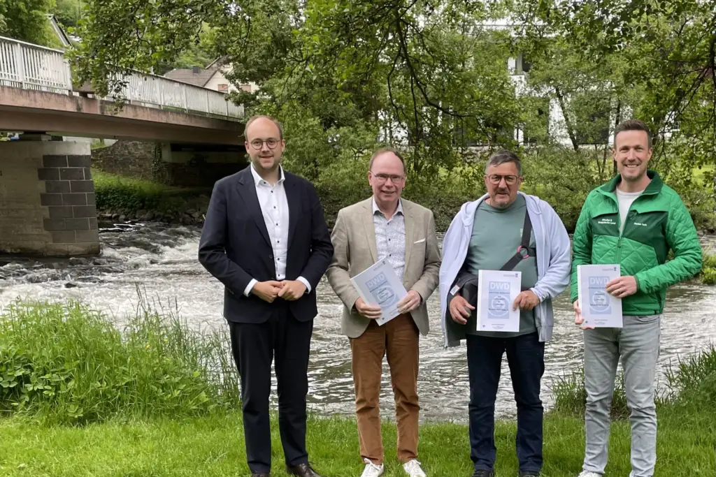 Foto mit Bürgermeister Pierre Fischer mit den Ortsbürgermeistern Thomas Boden (Roßbach) und Frank Jacke (Niederbreitbach) sowie Florian Fark vom Touristik-Verband.