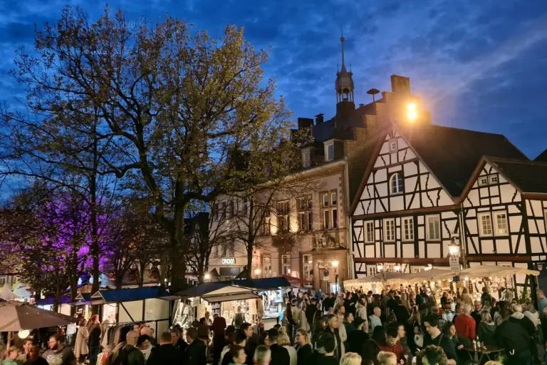 Martinimarkt vor Fachwerkhaus bei Abendstimmung in Bad Honnef